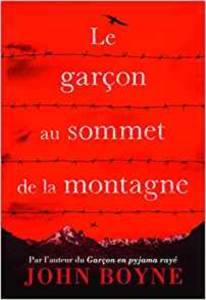 Le Garçon Au Sommet De La Montagne